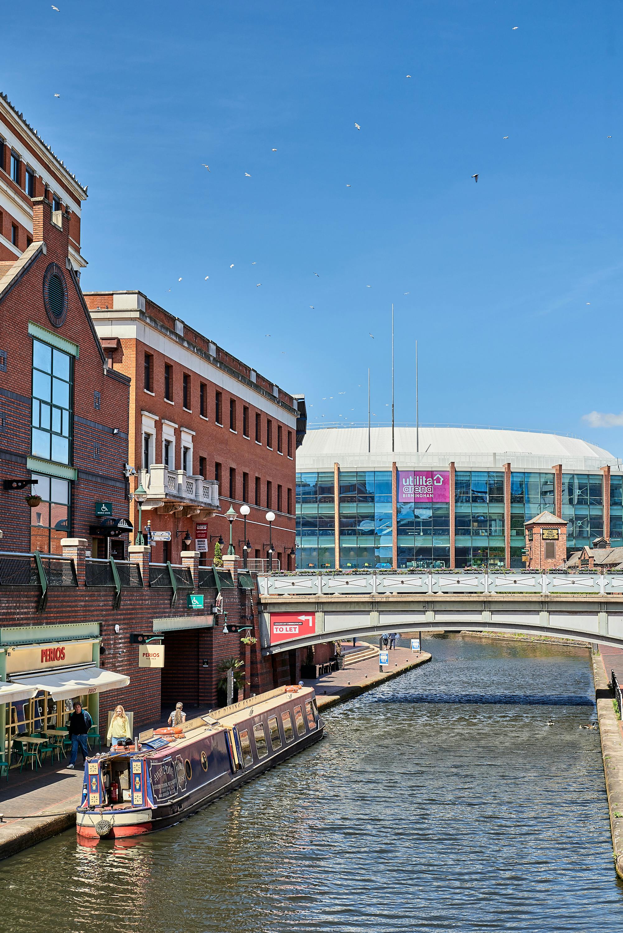 Brindleyplace situated just outside the heart of Birmingham’s city centre, and benefits from the excellent connectivity offered by a Metro terminal on your doorstep. The Metro offers access to both New Street and Snowhill Stations in under 10 minutes.